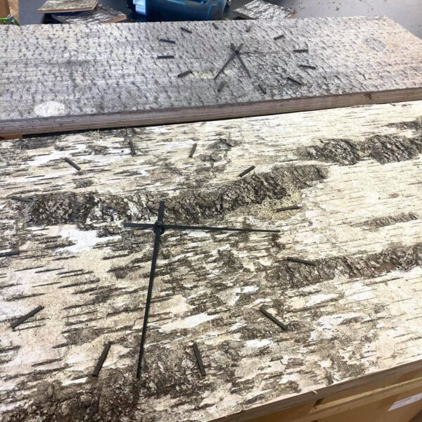 kASEKOOREST JA HAAVAKOOREST KELL. Mustast tammest numbrilaud.