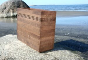 tammepuidust lillekast ratastel suur