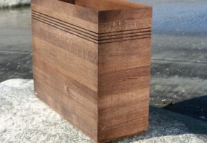 tammepuidust lillekast ratastel suur