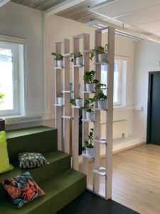 Kontorisse taimed ja rohelus. Taimeseinad, Taimekastid, Elusad, säilitatud ja kunsttaimed. Forgreenerlife.com. ribasein. puidust ribidega sein