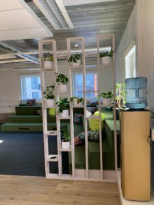 Kontorisse taimed ja rohelus. Taimeseinad, Taimekastid, Elusad, säilitatud ja kunsttaimed. Forgreenerlife.com. ribasein. puidust ribidega sein