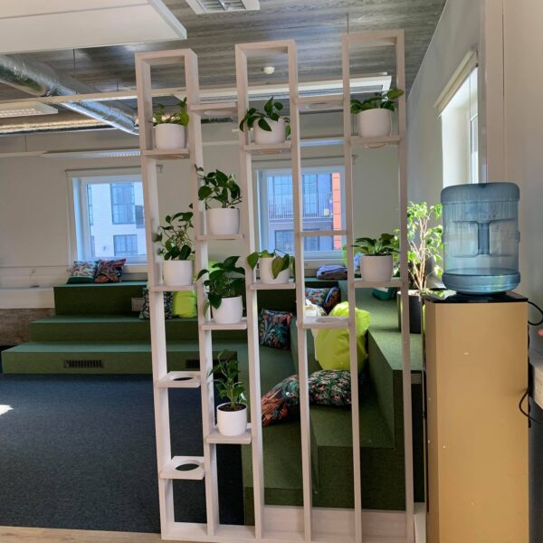 Kontorisse taimed ja rohelus. Taimeseinad, Taimekastid, Elusad, säilitatud ja kunsttaimed. Forgreenerlife.com. ribasein. puidust ribidega sein