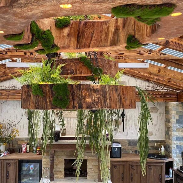 Puidust lambid led valgusega ja taimedega grillmajas