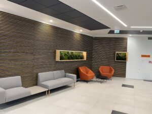 Ärimaja Tehnopolis taimedega valgustatud pilt. Säilitatud taimed led valgusega. Forgreenerlife.com