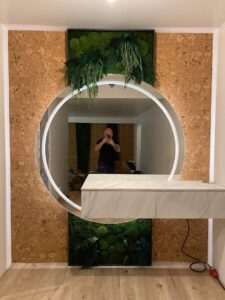 Eramaja sauna eesruum. Säilitatud mätassamblikust taimemoodulid ja peegi tagune. Forgreenerlife.com