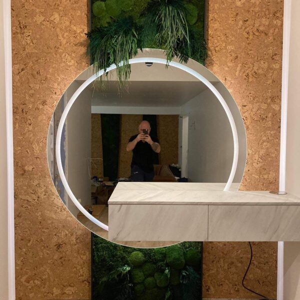 Eramaja sauna eesruum. Säilitatud mätassamblikust taimemoodulid ja peegi tagune. Forgreenerlife.com