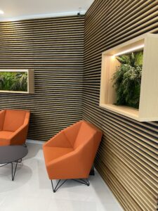 Ärimaja Tehnopolis taimedega valgustatud pilt. Säilitatud taimed led valgusega. Forgreenerlife.com