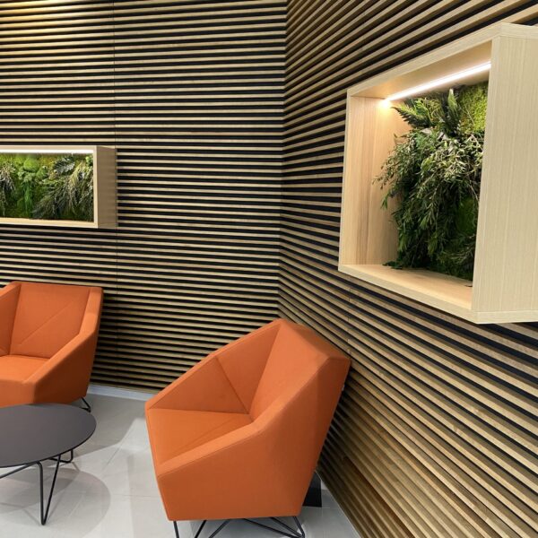 Ärimaja Tehnopolis taimedega valgustatud pilt. Säilitatud taimed led valgusega. Forgreenerlife.com