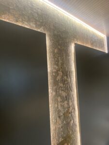 Lepakoorest led valgusega sein kontoris. Lepakoorest plaadid. Forgreenerlife.com