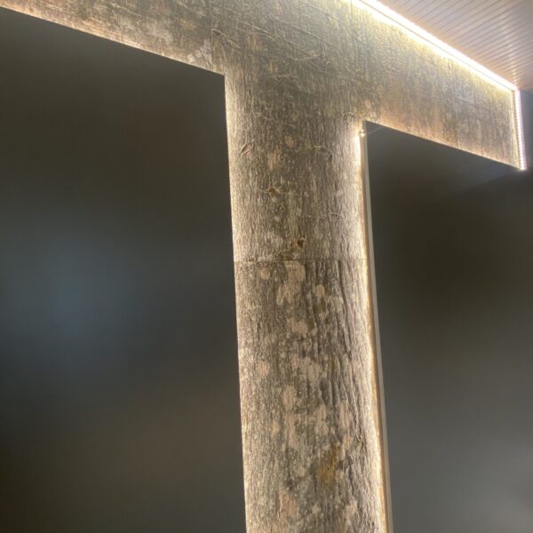 Lepakoorest led valgusega sein kontoris. Lepakoorest plaadid. Forgreenerlife.com