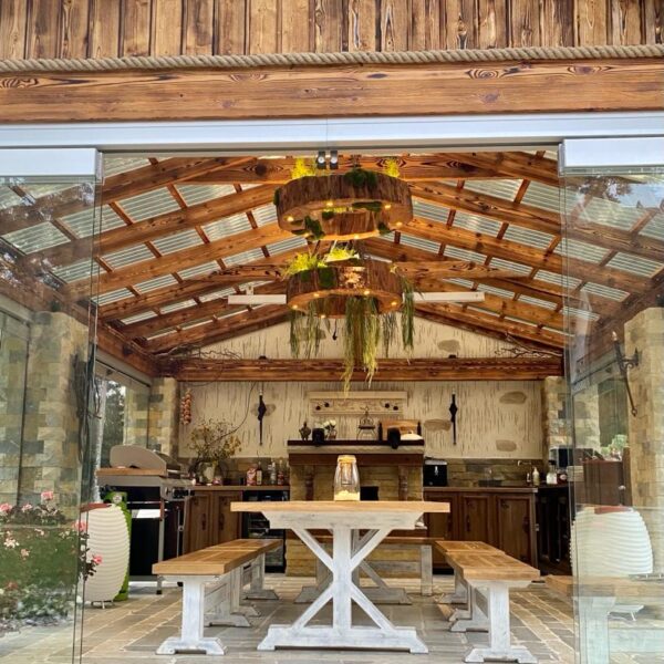 Puidust lambid led valgusega ja taimedega grillmajas