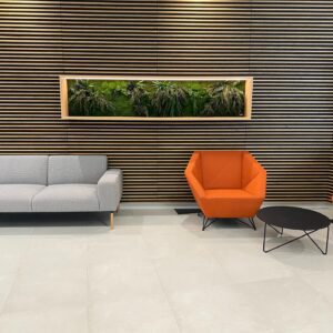 Ärimaja Tehnopolis taimedega valgustatud pilt. Säilitatud taimed led valgusega. Forgreenerlife.com