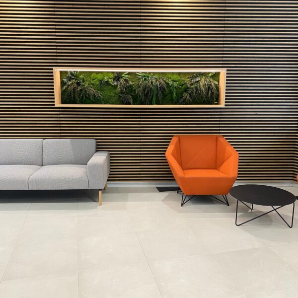 Ärimaja Tehnopolis taimedega valgustatud pilt. Säilitatud taimed led valgusega. Forgreenerlife.com