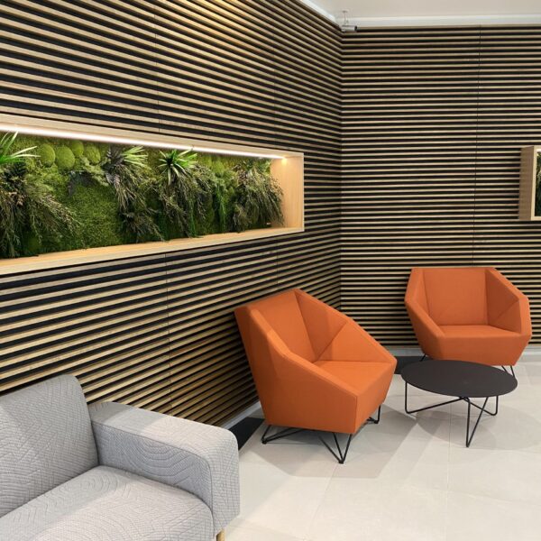 Ärimaja Tehnopolis taimedega valgustatud pilt. Säilitatud taimed led valgusega. Forgreenerlife.com