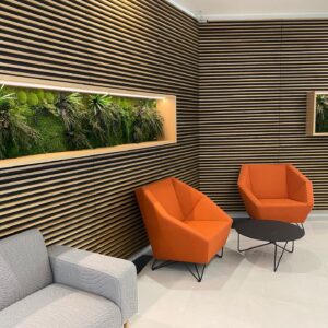 Ärimaja Tehnopolis taimedega valgustatud pilt. Säilitatud taimed led valgusega. Forgreenerlife.com