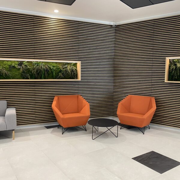 Ärimaja Tehnopolis taimedega valgustatud pilt. Säilitatud taimed led valgusega. Forgreenerlife.com