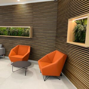 Ärimaja Tehnopolis taimedega valgustatud pilt. Säilitatud taimed led valgusega. Forgreenerlife.com