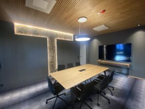 Lepakoorest led valgusega sein kontoris. Lepakoorest plaadid. Forgreenerlife.com