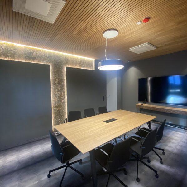 Lepakoorest led valgusega sein kontoris. Lepakoorest plaadid. Forgreenerlife.com