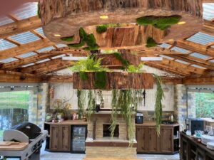 Puidust lambid led valgusega ja taimedega grillmajas
