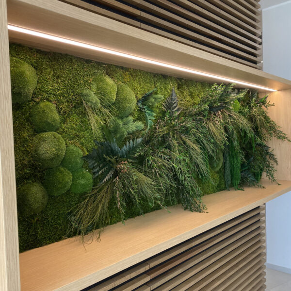 Ärimaja Tehnopolis taimedega valgustatud pilt. Säilitatud taimed led valgusega. Forgreenerlife.com