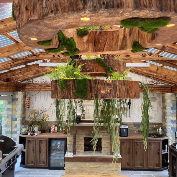 Puidust lambid led valgusega ja taimedega grillmajas