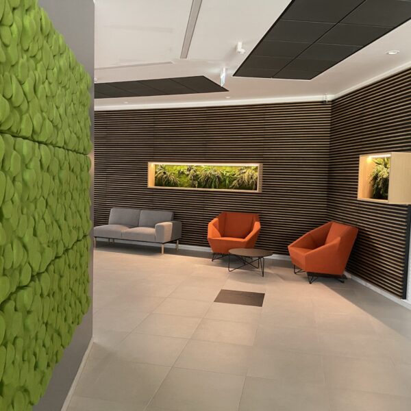 Ärimaja Tehnopolis taimedega valgustatud pilt. Säilitatud taimed led valgusega. Forgreenerlife.com