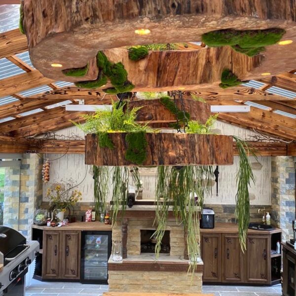 Puidust lambid led valgusega ja taimedega grillmajas