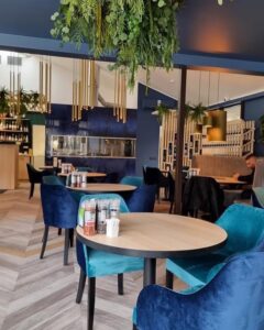 Restoran Armudu Pirital. Taimeseinad, Taimed laes rippumas. Restorani rohelus.