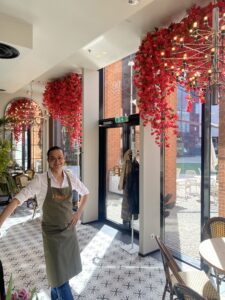 Buganvilleatega vaateaken