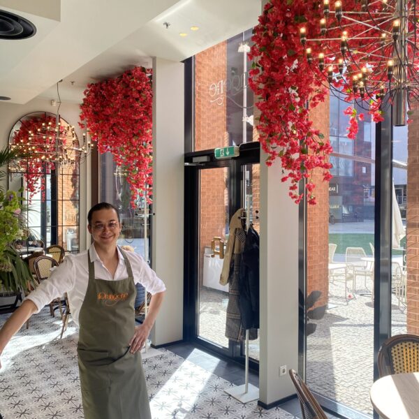 Buganvilleatega vaateaken