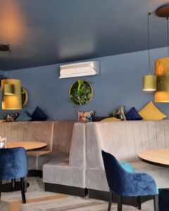 Restoran Armudu Pirital. Taimeseinad, Taimed laes rippumas. Restorani rohelus.