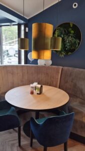 Restoran Armudu Pirital. Taimeseinad, Taimed laes rippumas. Restorani rohelus.