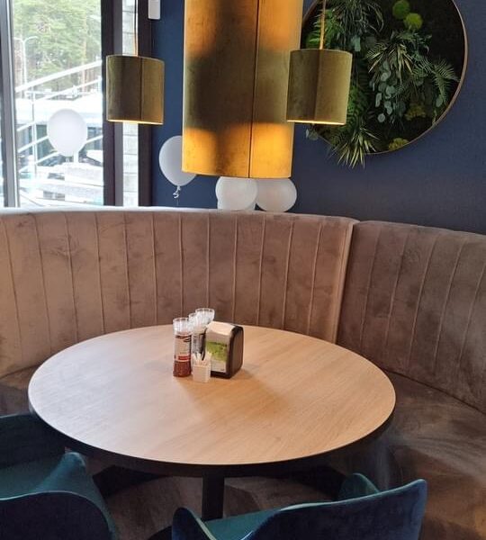 Restoran Armudu Pirital. Taimeseinad, Taimed laes rippumas. Restorani rohelus.