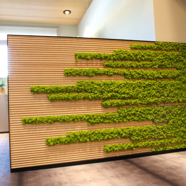 Põdrasamblikust paneel koos Thermory Vire lauaga. Forgreenerlife.com