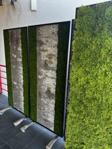 Ratastel vahesein, ruumieraldaja naturaalsetest puukoorest ja samblast