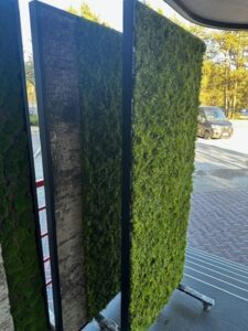 Ratastel vahesein, ruumieraldaja naturaalsetest puukoorest ja samblast