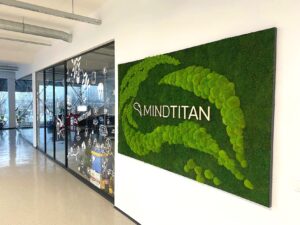 Samblapilt logoga kontorisse MindTitan