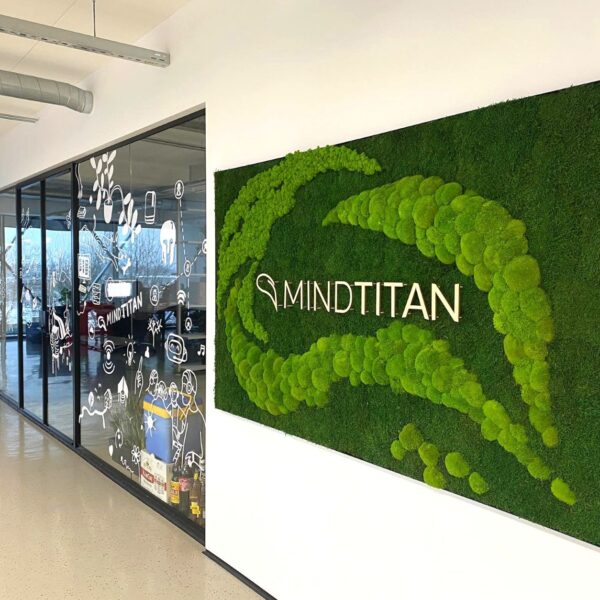 Samblapilt logoga kontorisse MindTitan