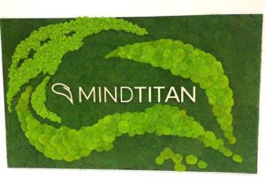 Samblapilt logoga kontorisse MindTitan